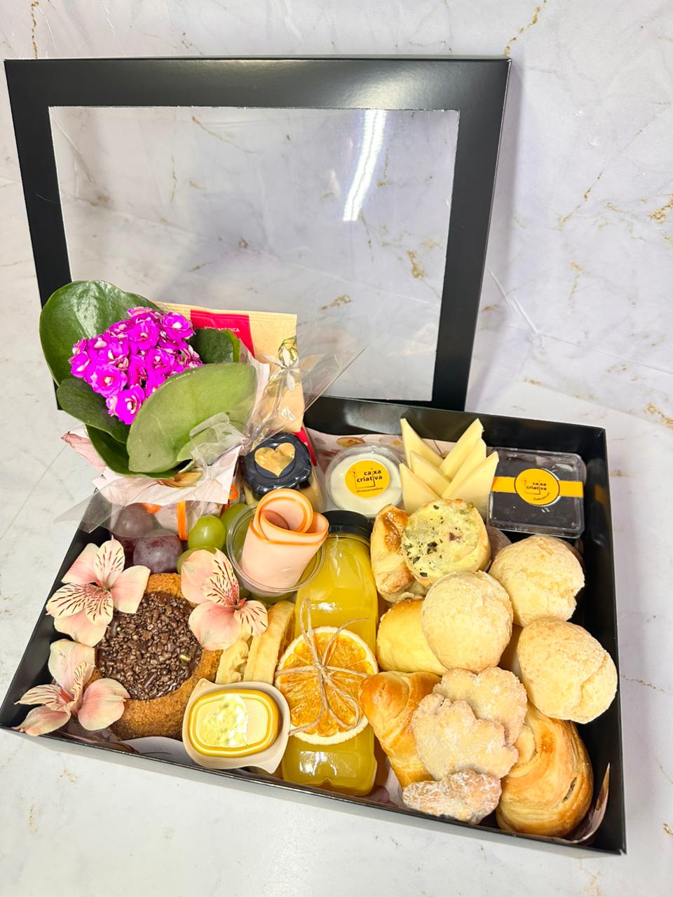 Café M com Flor cesta de café romântica entrega em Navegantes