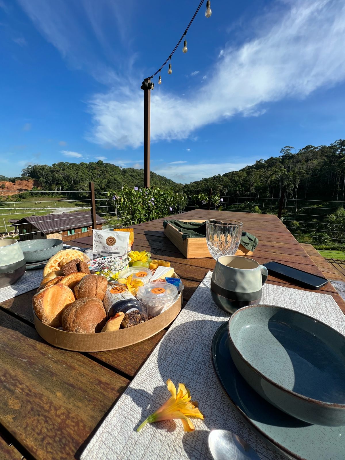 Preparação de cesta de café da manhã artesanal